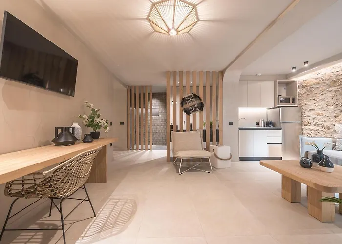 Apollonos 28 Luxury Suites